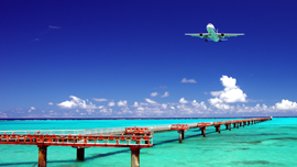 見てもらいたければ工夫をこらせ！世界の機内安全ビデオが面白い