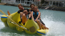 空飛ぶバナナボートに、時速80kmの船。刺激的なマリンアクティビティを動画で覗いてみよう！