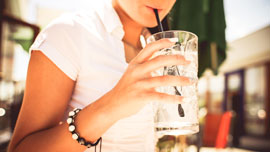 競合1,000銘柄から自社商品を選んでもらうには？ミネラルウォーターのCMが趣向をこらしていて面白い！