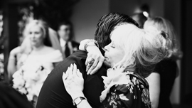 「ハグ×動画」が人々の心を温かくする。感動的なフリーハグ動画