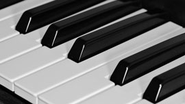 コマーシャルソングをピアノで弾いている動画をご紹介！